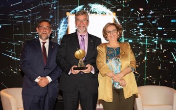 El profesor de la UPM, Miguel Ángel Valero, recibe el Premio de Compromiso Social de AEIT-Madrid