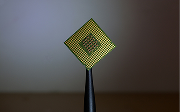 La UPM, seleccionada para impulsar junto a Indra una Cátedra Chip en semiconductores y microelectrónica