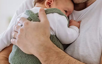 La lactancia paterna es biológicamente posible, pero ¿sería deseable?