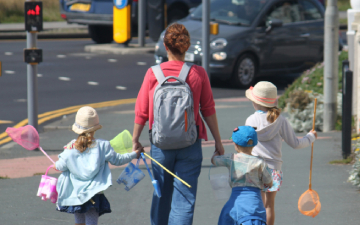 Las madres siguen siendo las “encargadas” de llevar al cole a los menores