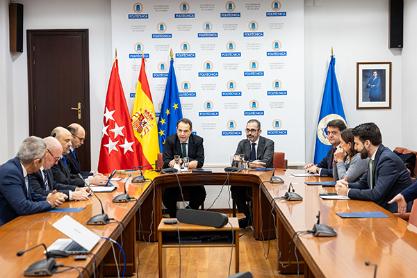 Representantes de la UPM y PwC durante la firma de la Cátedra