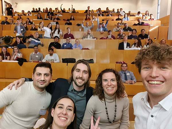 Mesa redonda de Ana Horta (abajo izquierda) y Elisa Navarro, con Hasan Hassoun, Ph.D. (École Nationale des Ponts et Chaussées), Mateo Cámara Largo (UPM) y Thomas Maier (FAU Erlangen-Nürnberg). Crédito: Thomas Maier (FAU)