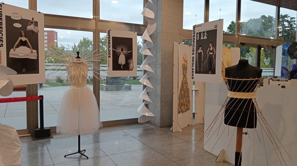 Imagen de la exposición “Evolución de la Geometría a través de la Moda”, una muestra que propone un recorrido histórico por la relación entre la geometría, el diseño de prendas y la creatividad artesanal