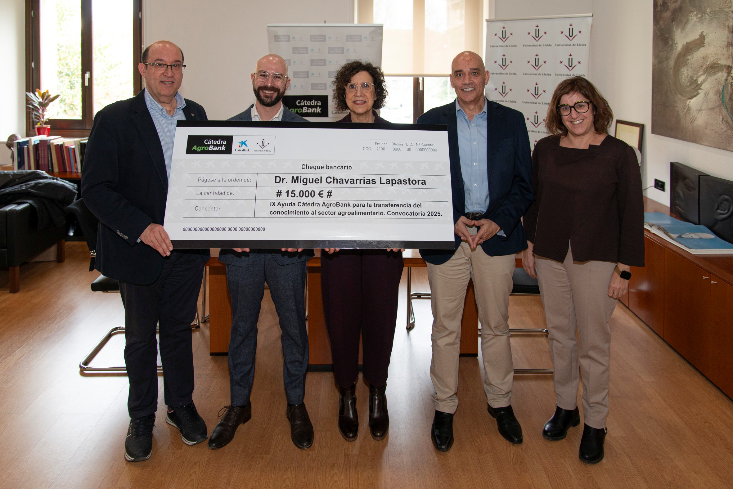 Entrega del premio al investigador de la UPM Miguel Chavarrías