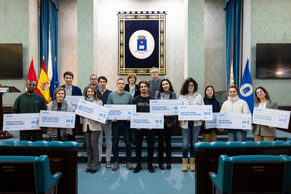 Acto de entrega de los premios a estudiantes, Personal Docente e Investigador (PDI) y Personal Técnico, de Gestión y de Administración y Servicios (PTGAS) que participaron en las encuestas de satisfacción Institucionales. 