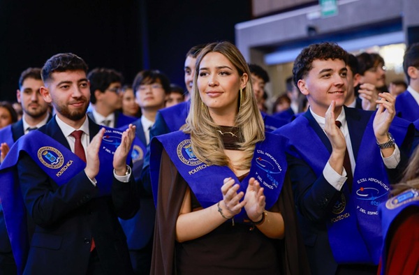 Alumnos en el Acto de Entrega de Diplomas de la Escuela Técnica Superior de Ingeniería Aeronáutica y del Espacio 