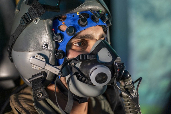 Actividad pionera para medir la actividad cerebral de un piloto en un F18