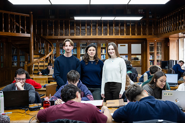 Bastien, Zoe y Melina en la Biblioteca de la ETSI Navales