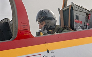 El titulado con mejor expediente del Máster en Ingeniería Aeronáutica por la UPM ha experimentado un vuelo de ensayo en un C-101