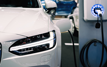 El impacto social de los coches eléctricos y de combustible: así afectan al empleo, la salud y la recaudación fiscal