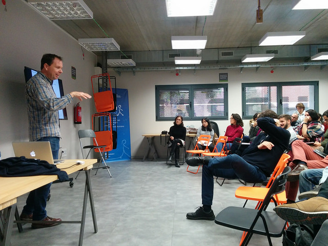 Diálogo (im)probable con Adrian Smith