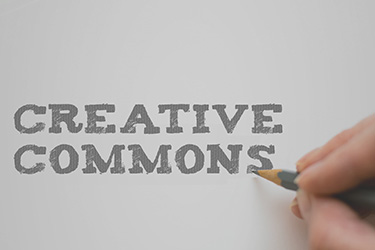 Persona escribiendo la palabra Creative Commons