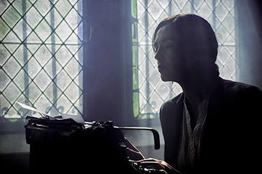 Mujer escribiendo con máquina de escribir