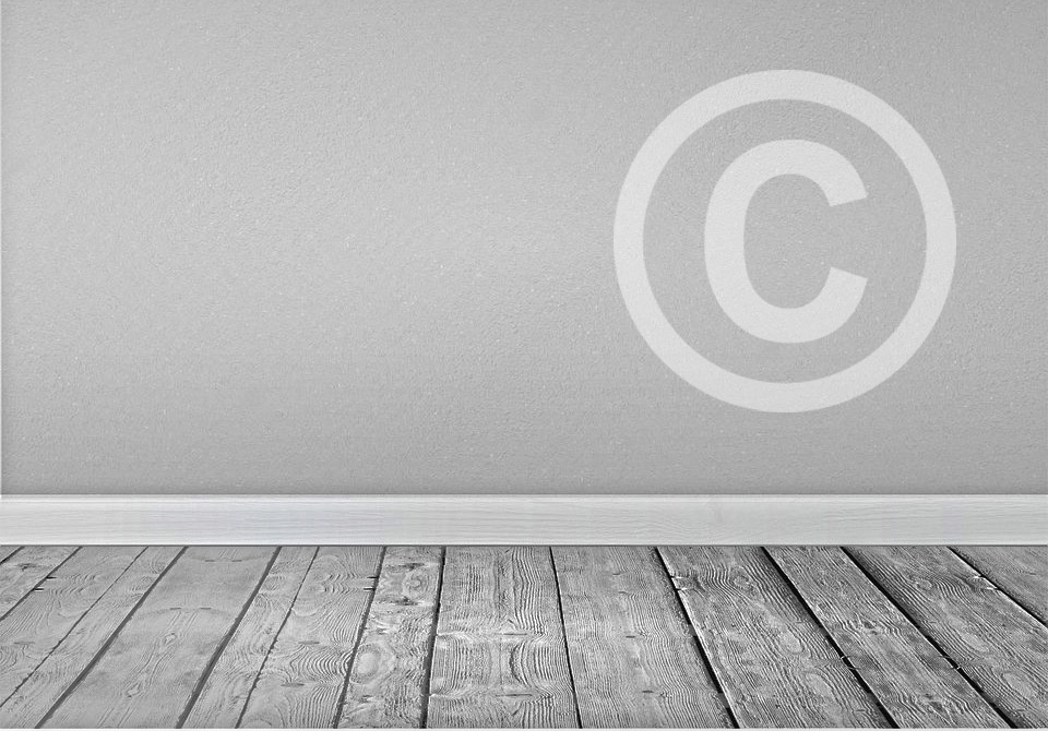 Símbolo de copyright en una habitación vacía