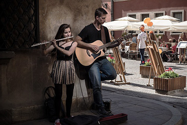 Músicos callejeros tocando en la calle