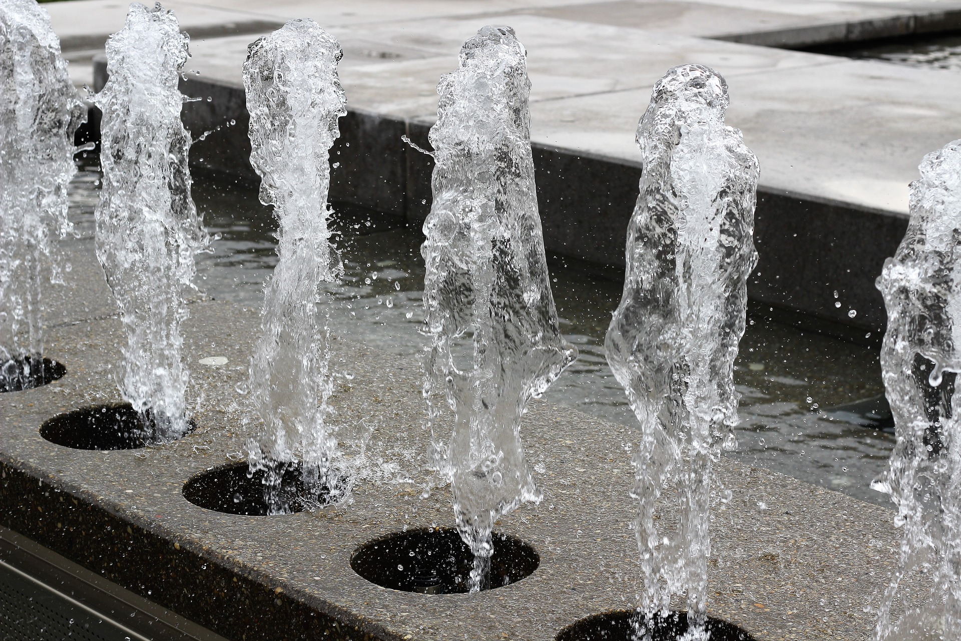Текст песни water fountain. Вода в фонтане. Водяной фонтан. Под фонтаном. Брызги фонтана.