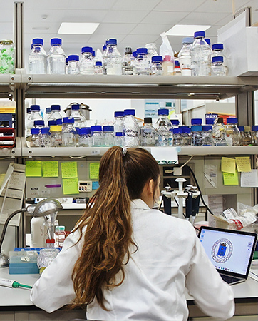 Mujer en laboratorio con portátil de la UPM